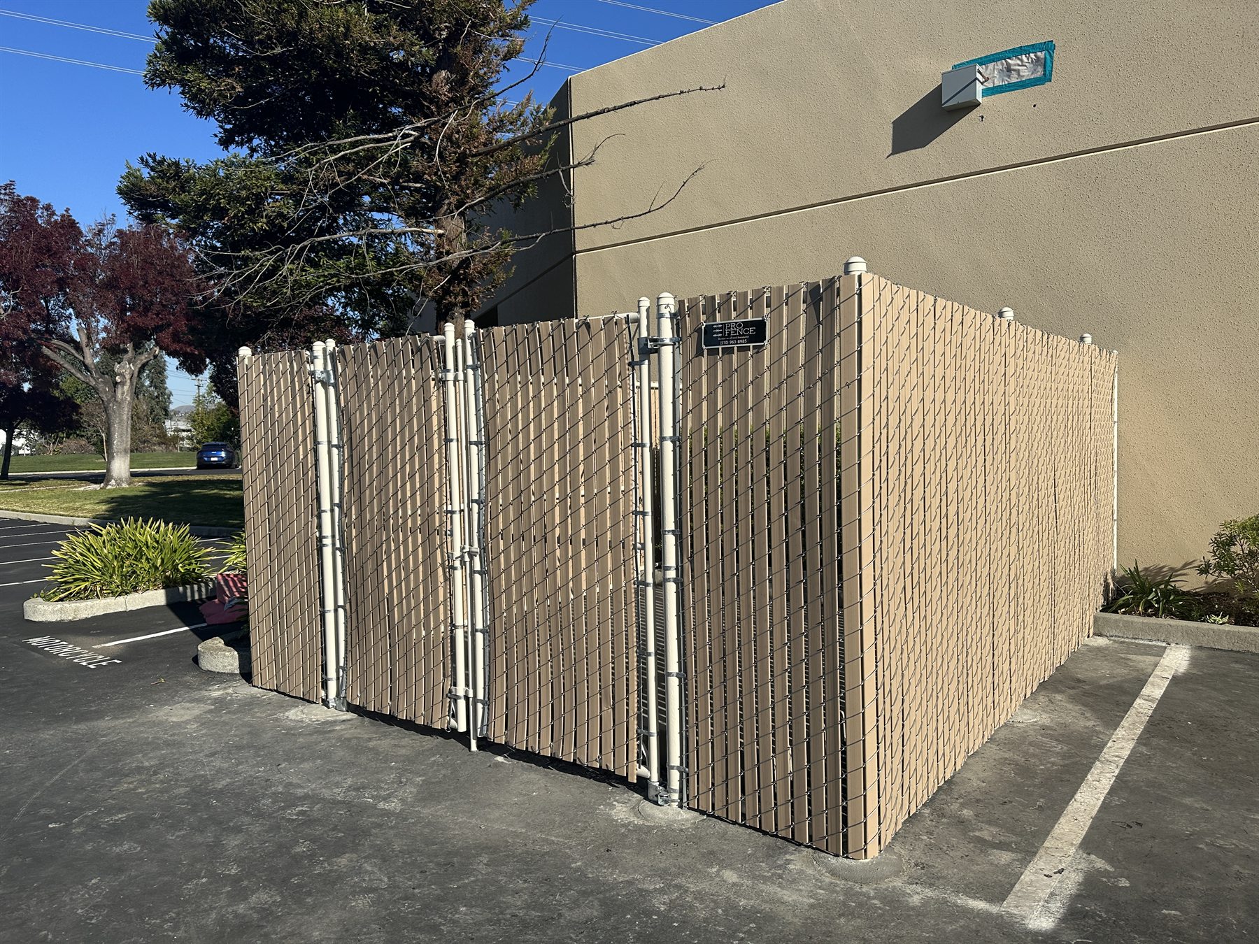 Chain link enclosure with privacy slats