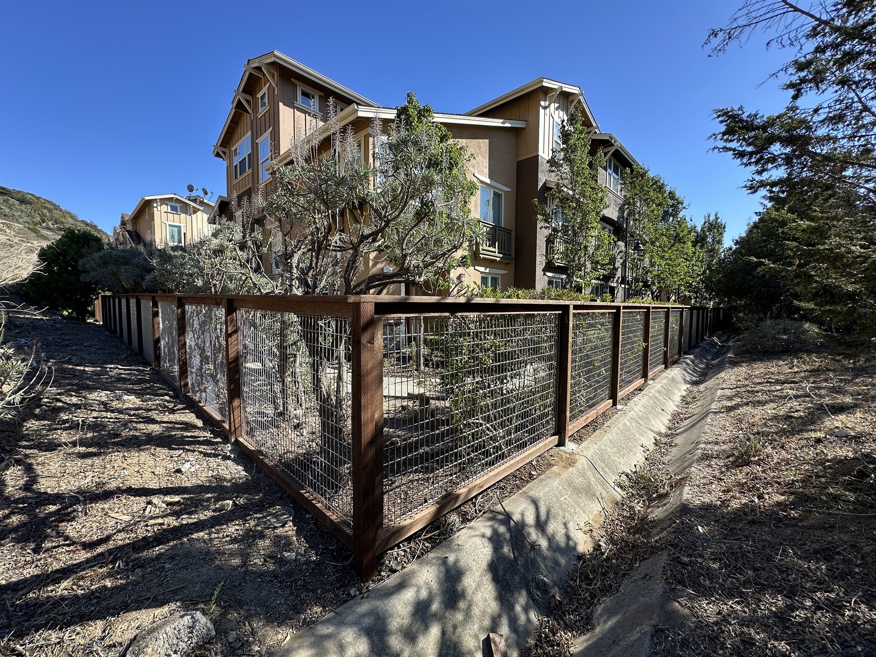 Townhome wood and wire fence